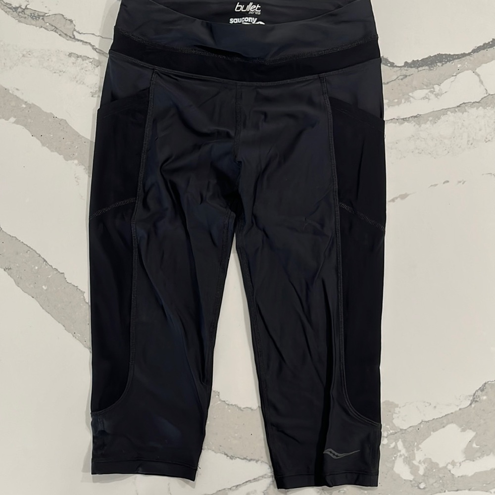Saucony bullet series knee length running tights. Size small.